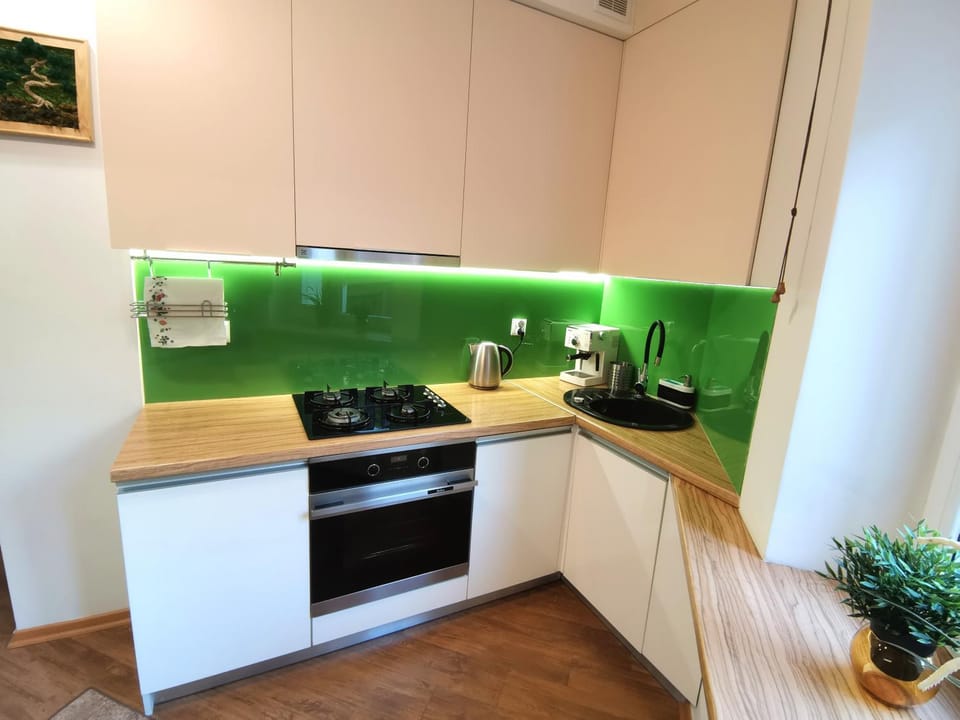 Coffee/tea facilities, Kitchen or kitchenette, stove