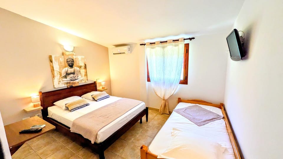 Bed, TV and multimedia, Bedroom, air conditioner