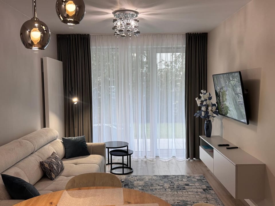 Communal lounge/ TV room, TV and multimedia, Living room, Seating area, Evening entertainment