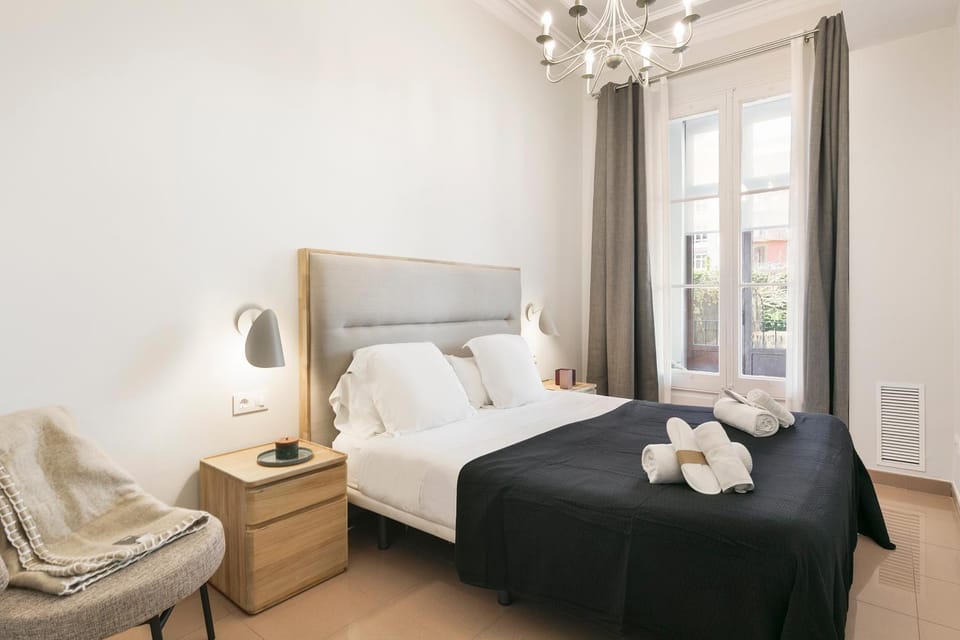 Bed, Bedroom, towels