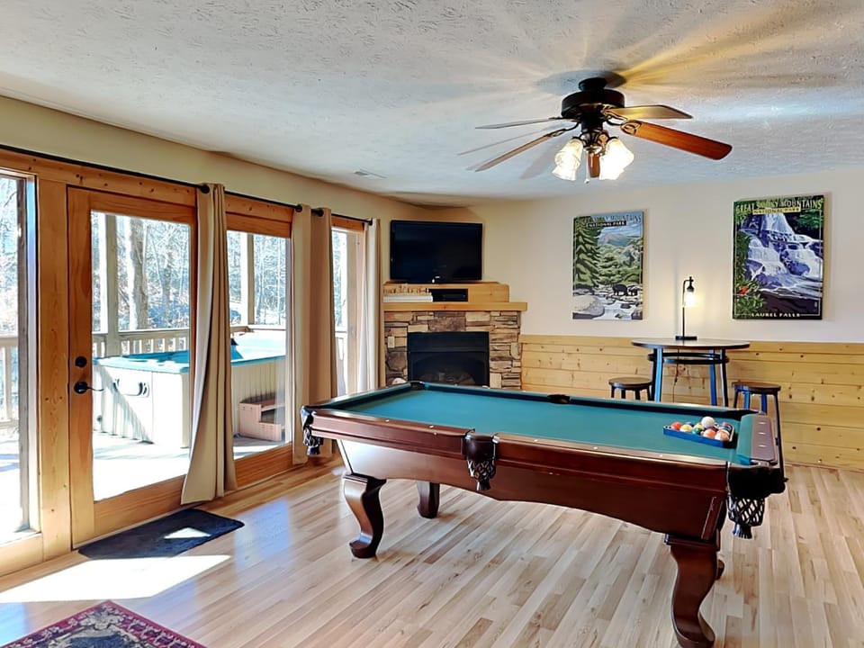 Billiard, Game Room, Hot Tub, Balcony/Terrace, Seating area, fireplace