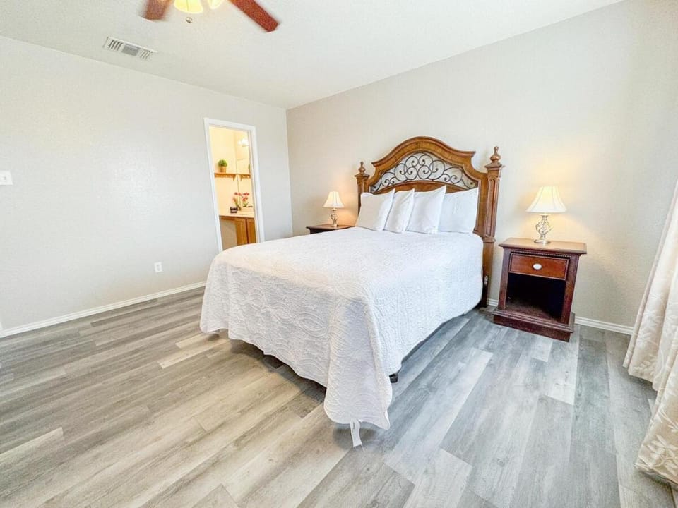 Spacious 4br 2half 5bh Family Fun Huge Yard House in San Antonio