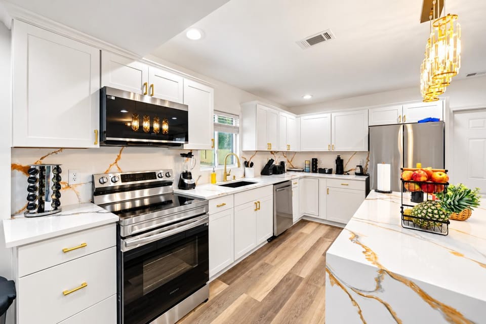Atlanta Spacious 7-Bedroom Family Home sleeps 26 House in East Point