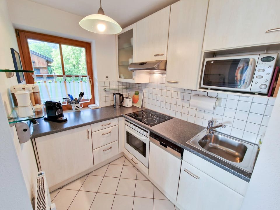 Coffee/tea facilities, Kitchen or kitchenette, dishwasher, oven, stove, toaster