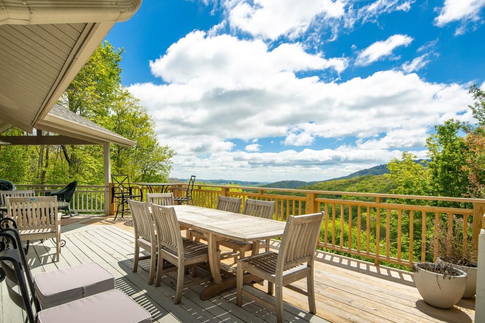 Oates Point Of View House in Valley Creek