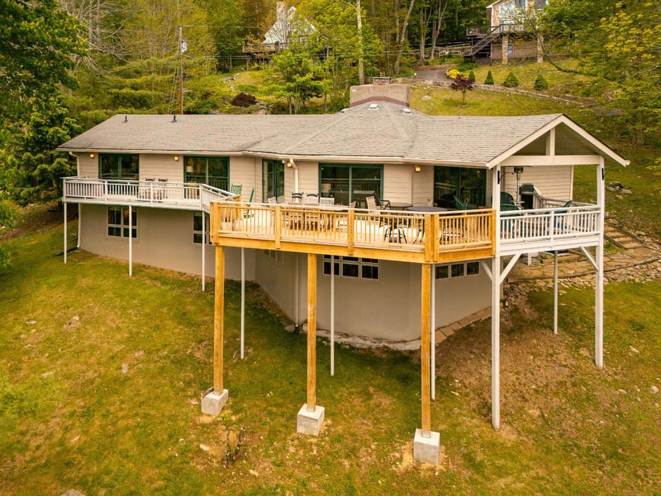 Oates Point Of View House in Valley Creek