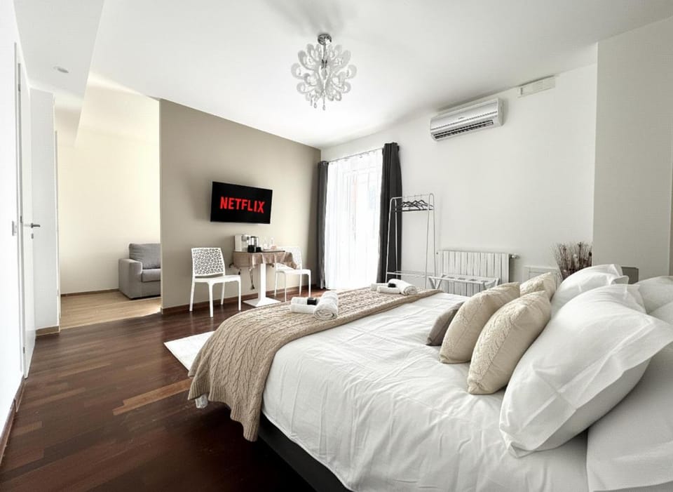Bed, TV and multimedia, Living room, Bedroom, air conditioner