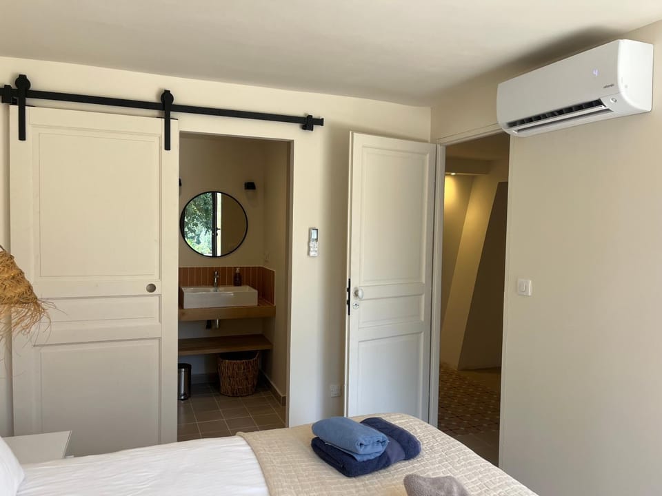Photo of the whole room, air conditioner