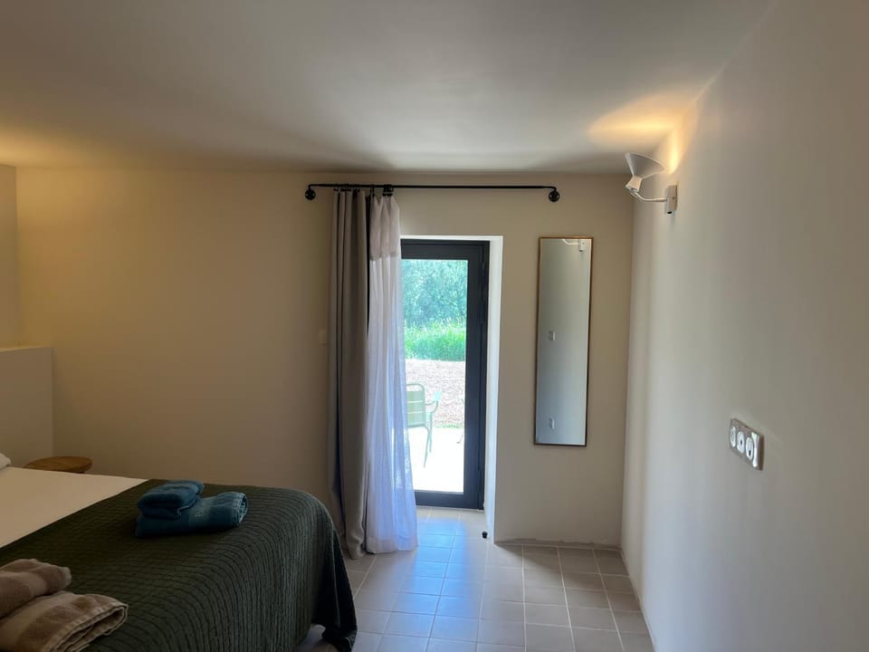Photo of the whole room, air conditioner