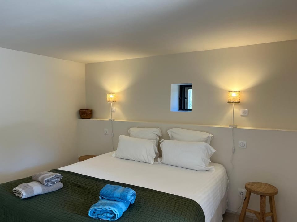 Photo of the whole room, towels, air conditioner
