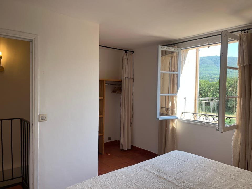 Photo of the whole room, Mountain view, air conditioner