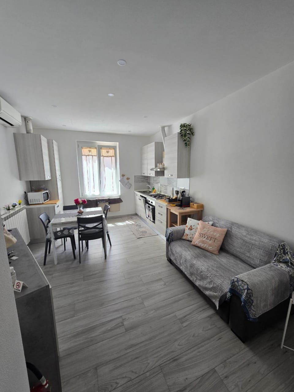 Kitchen or kitchenette, Living room, Seating area, Dining area