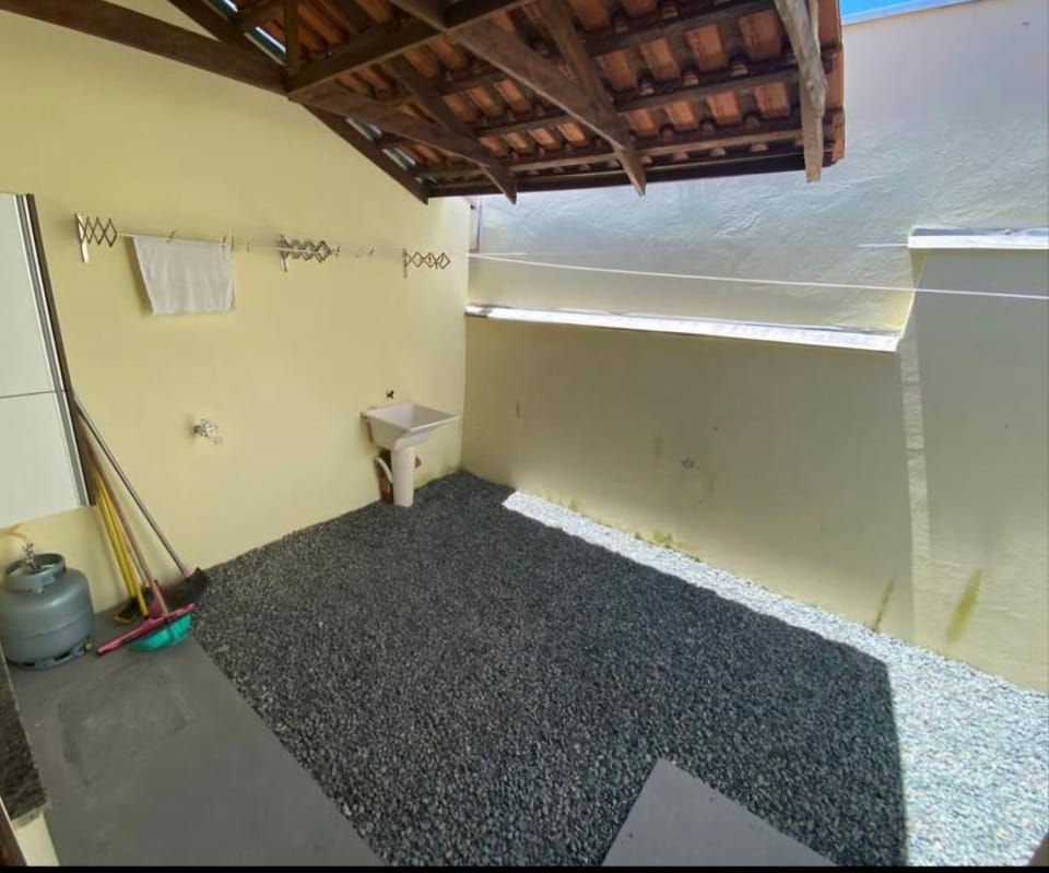 Casa aconchegante com churrasqueira, garagem e apenas 1 quadra e meia do mar, PARA NATAL e ANO NOVO, MÍNIMO 5 DIAS PARA ALUGAR House in State of Santa Catarina