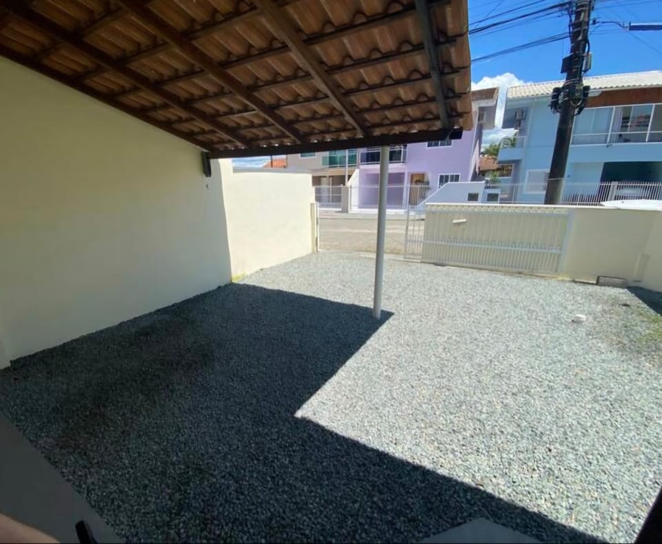 Casa aconchegante com churrasqueira, garagem e apenas 1 quadra e meia do mar, PARA NATAL e ANO NOVO, MÍNIMO 5 DIAS PARA ALUGAR House in State of Santa Catarina