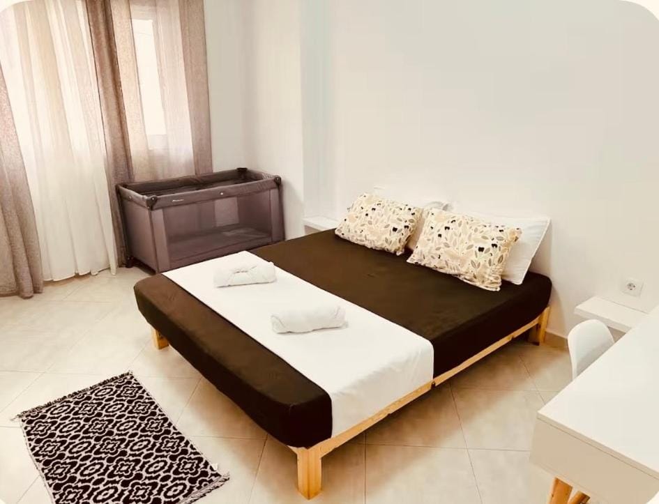 Bedroom, cot