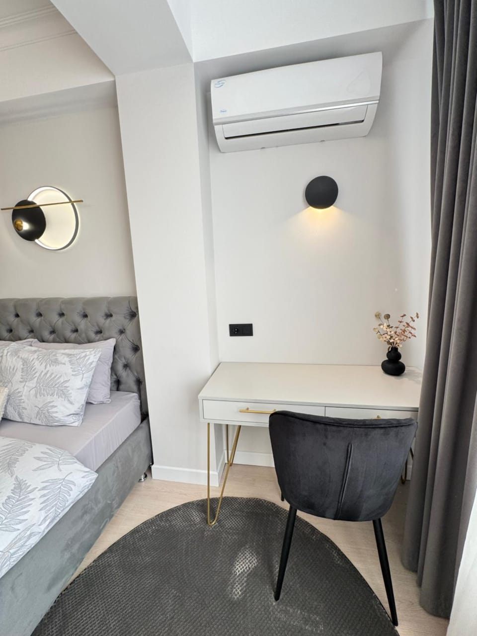 Bed, Photo of the whole room, Seating area, Bedroom, air conditioner