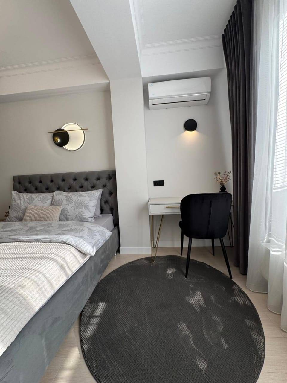 Bed, Living room, Photo of the whole room, Seating area, Bedroom