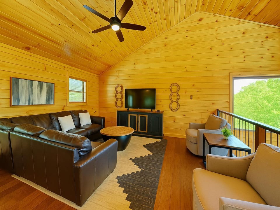 Rainbow Falls Retreat House in Pigeon Forge
