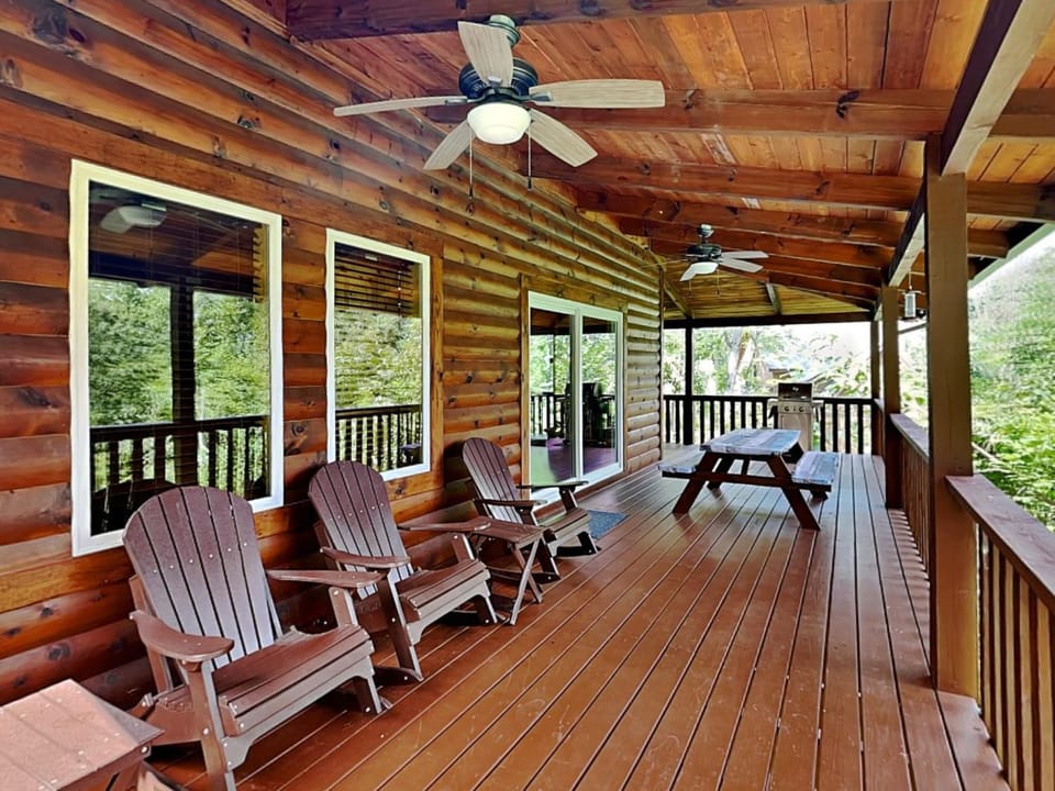 Rainbow Falls Retreat House in Pigeon Forge