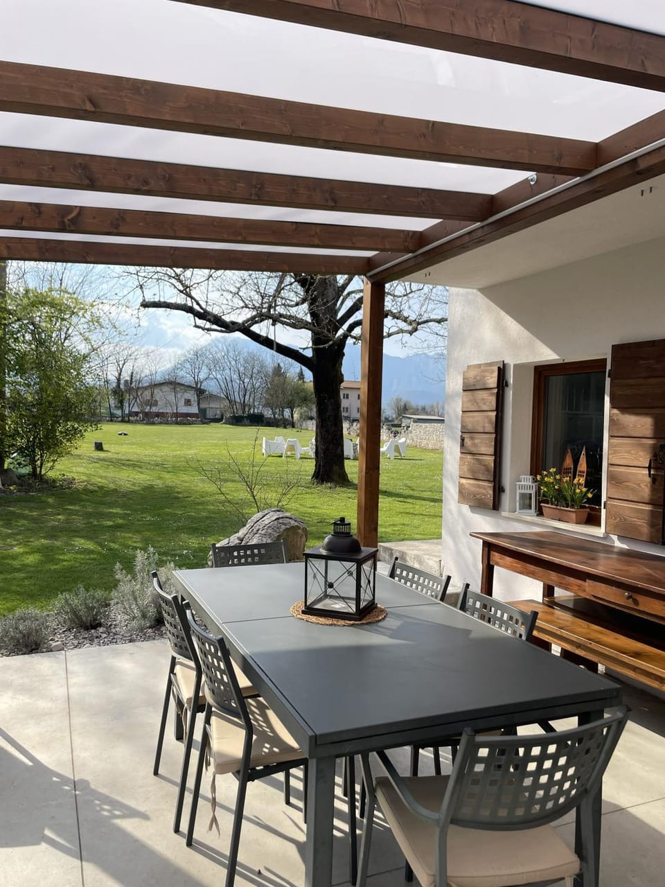 Property building, Patio, Spring, Day, Natural landscape, Garden, Dining area, Garden view