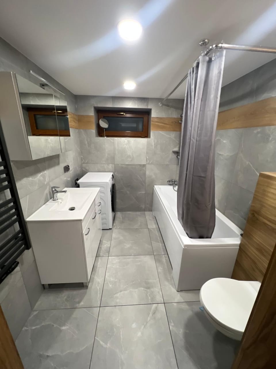 Toilet, Bath, towels, washing machine