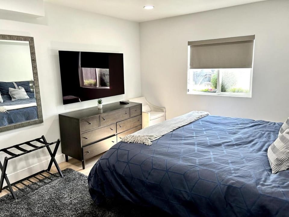 Bed, TV and multimedia, Photo of the whole room, Bedroom