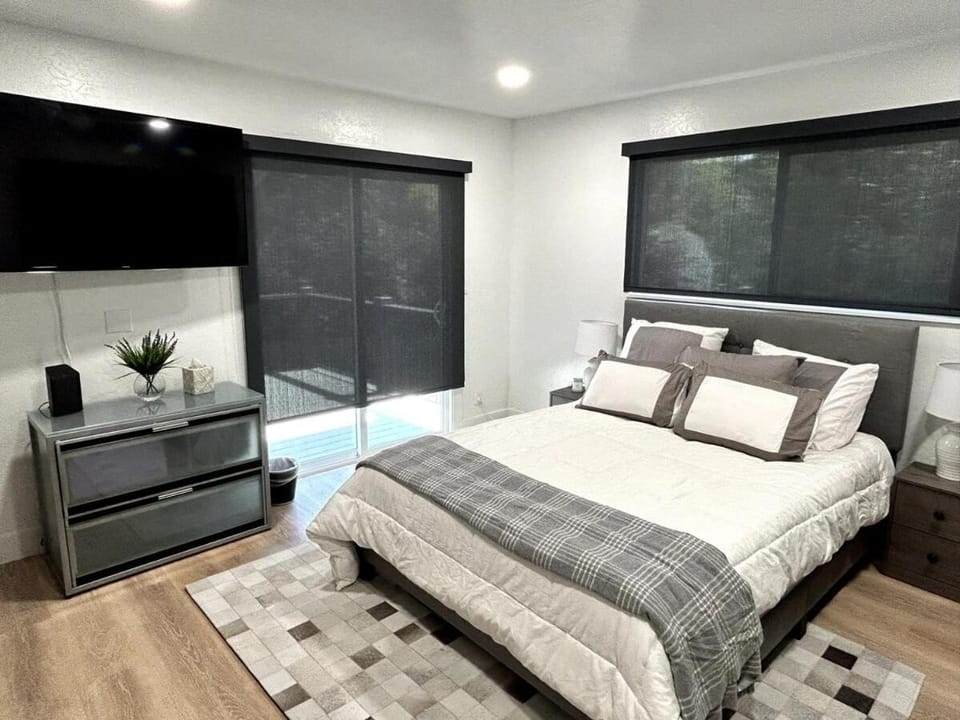 Bed, TV and multimedia, Photo of the whole room, Bedroom, towels
