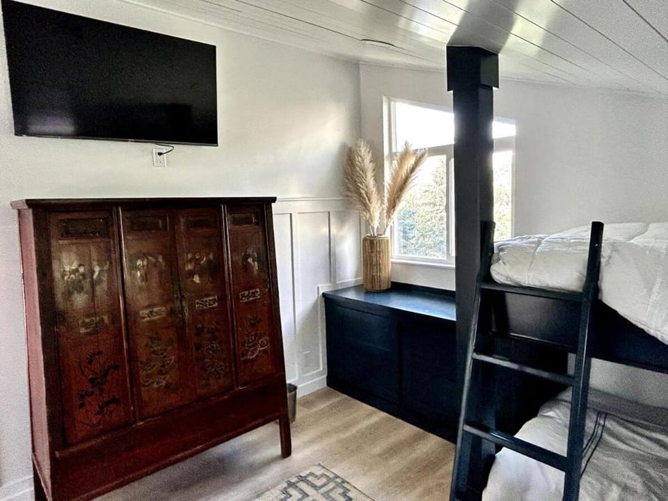 Bed, TV and multimedia, Photo of the whole room, Bedroom