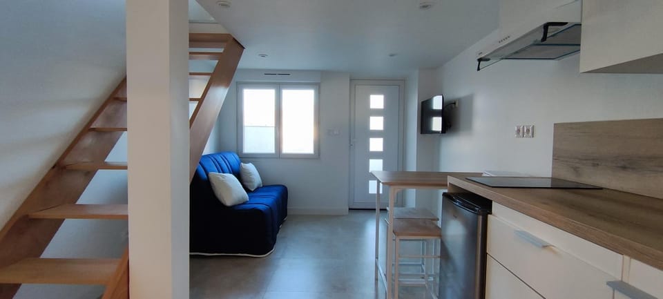 TV and multimedia, Kitchen or kitchenette, Living room, Dining area, stove