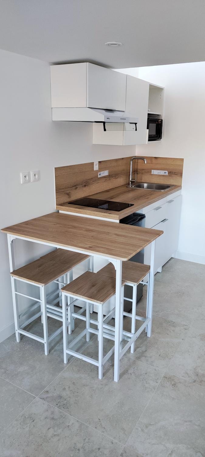 Kitchen or kitchenette, Dining area, stove