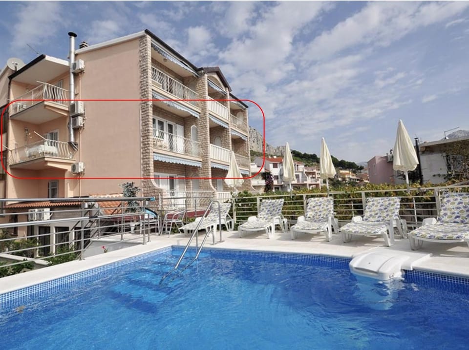 Property building, Day, Balcony/Terrace, Pool view, Swimming pool, Location, sunbed