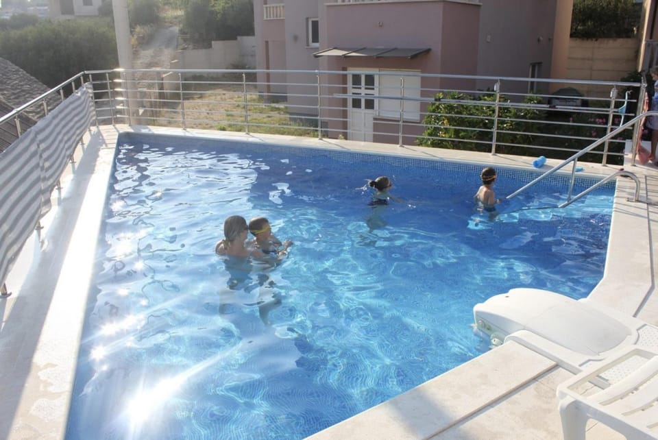 Day, Swimming pool, group of guests
