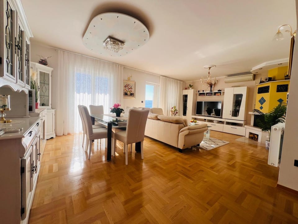 Kitchen or kitchenette, Living room, Seating area, Dining area