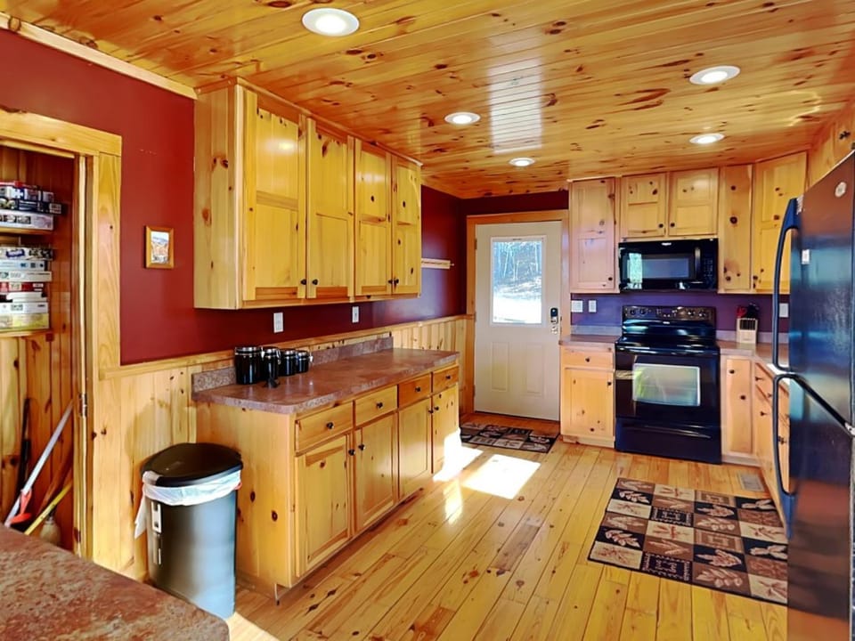 Kitchen or kitchenette, microwave, oven, stove
