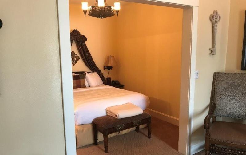 Ye Olde English Inn Hotel in Hollister