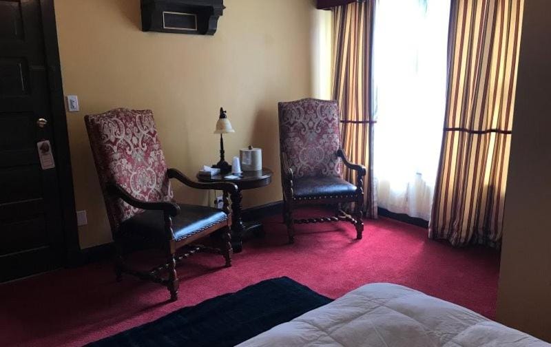 Ye Olde English Inn Hotel in Hollister