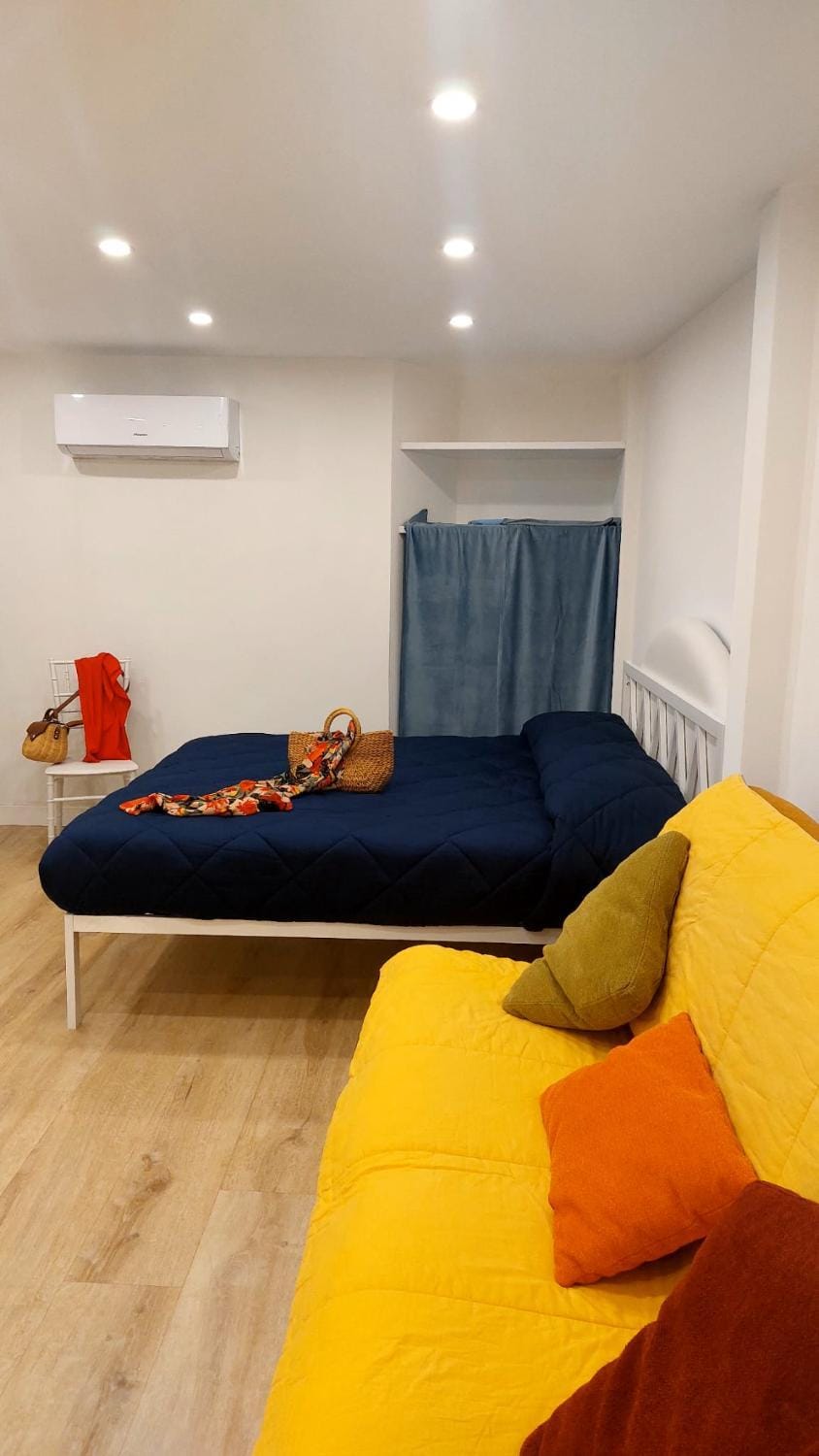 Bed, Photo of the whole room, Seating area, air conditioner