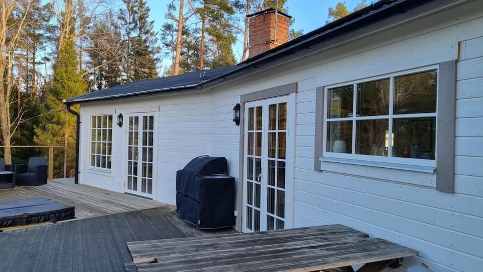 Mysig stuga med sjöutsikt House in Stockholm County