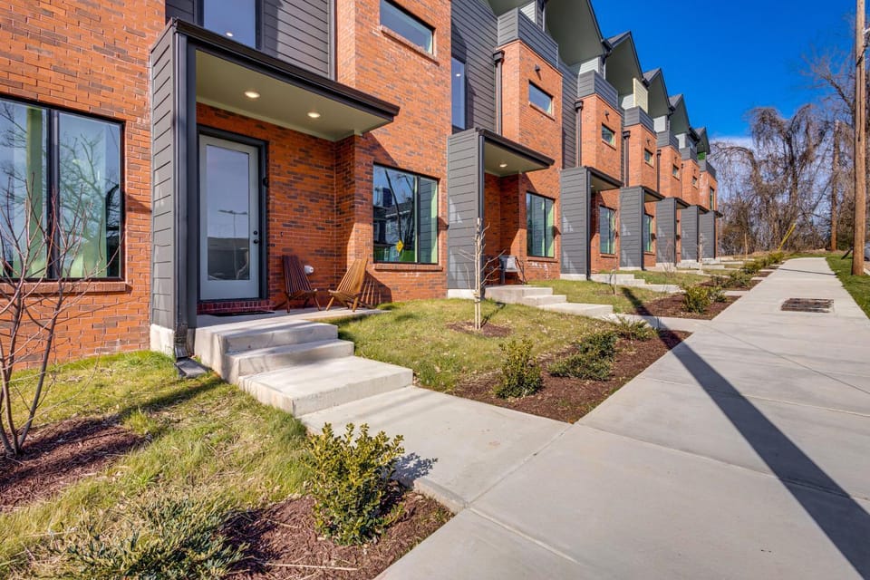 < 2 Mi to Dtwn: Modern Townhome in Knoxville House in Knoxville