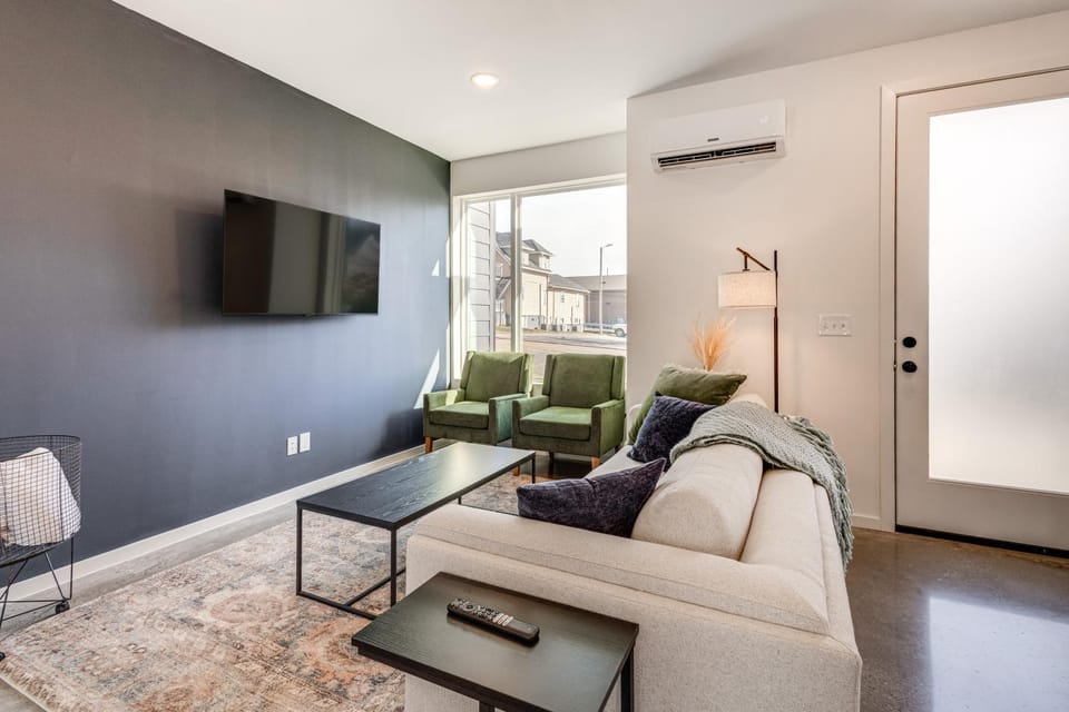 < 2 Mi to Dtwn: Modern Townhome in Knoxville House in Knoxville