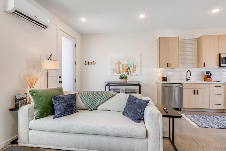 < 2 Mi to Dtwn: Modern Townhome in Knoxville House in Knoxville