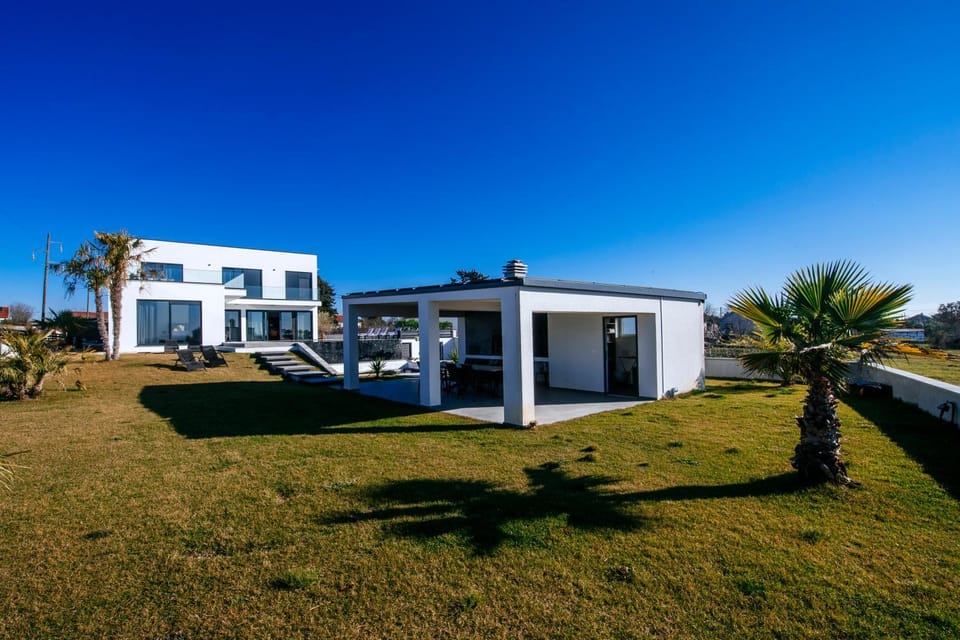 Property building, Natural landscape, Garden, sunbed