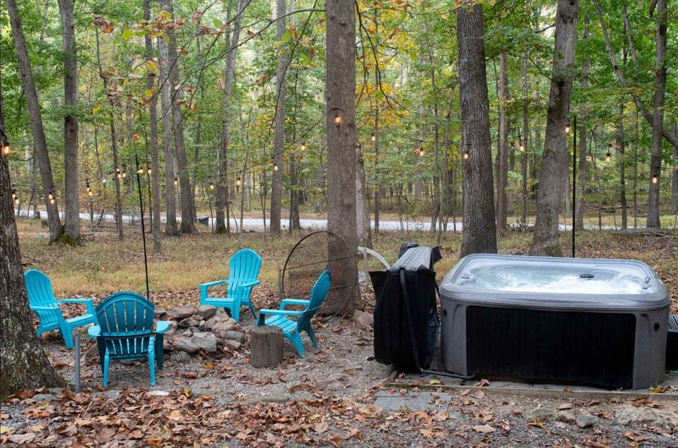 Dog-Friendly w Hot Tub, Fire Pit & River Access Chalet in Shenandoah Valley
