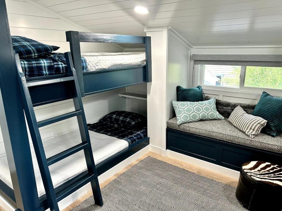 Bed, Photo of the whole room, Bedroom, bunk bed
