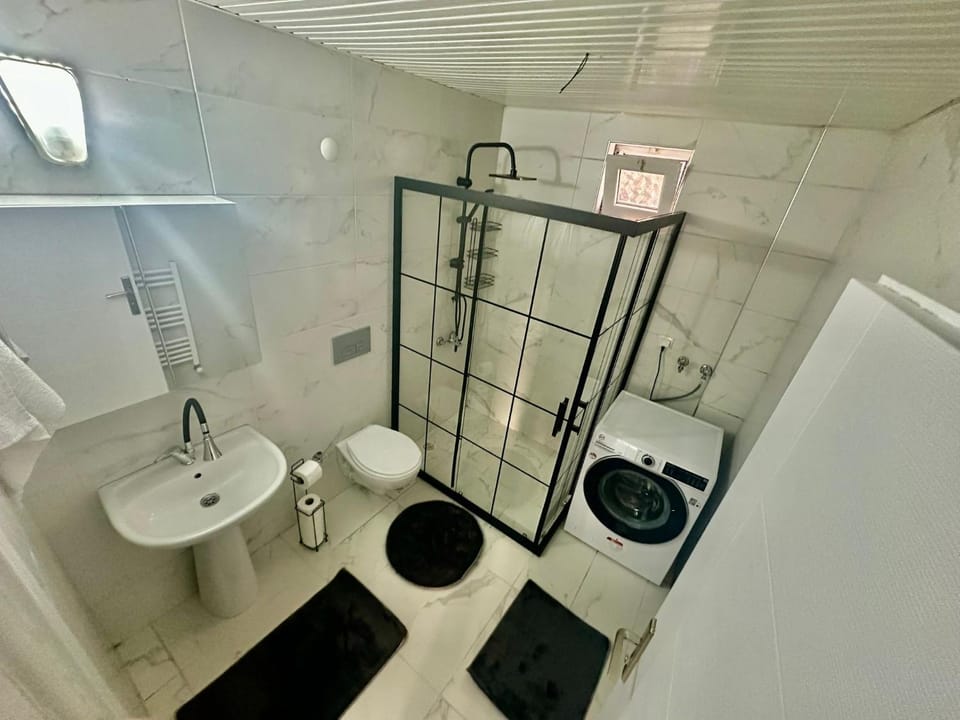Shower, Toilet, Bathroom, towels