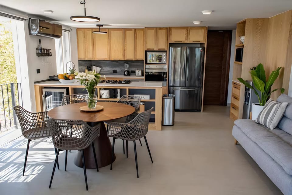 Coffee/tea facilities, Kitchen or kitchenette, Living room, Seating area, Dining area, dishwasher, minibar, oven, stove, toaster