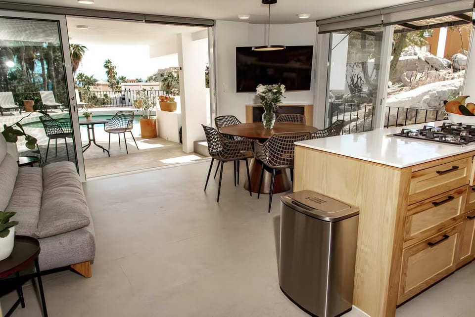 Communal lounge/ TV room, TV and multimedia, Balcony/Terrace, Kitchen or kitchenette, Living room, Seating area, Dining area, oven