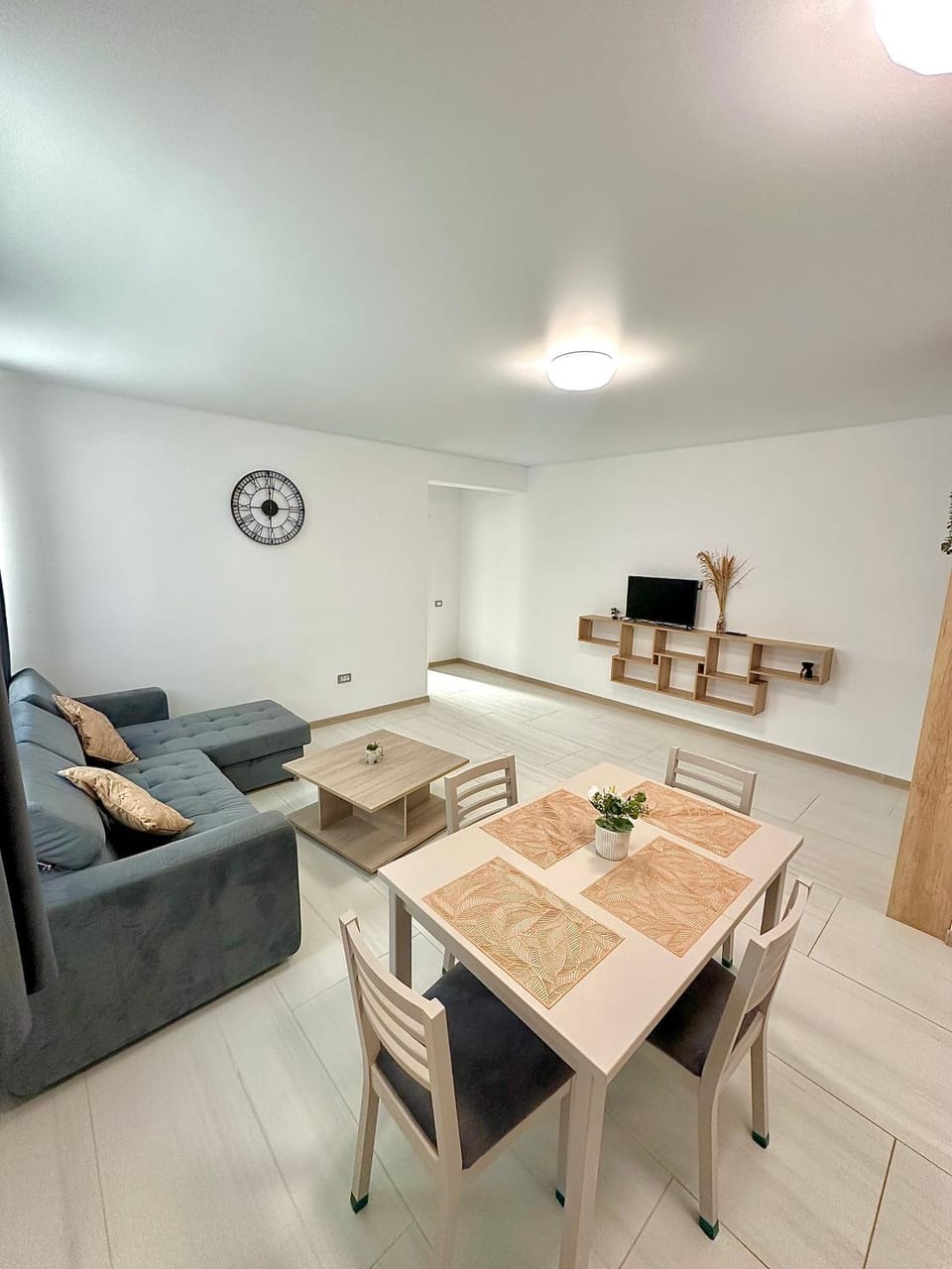 TV and multimedia, Living room, Seating area, Dining area