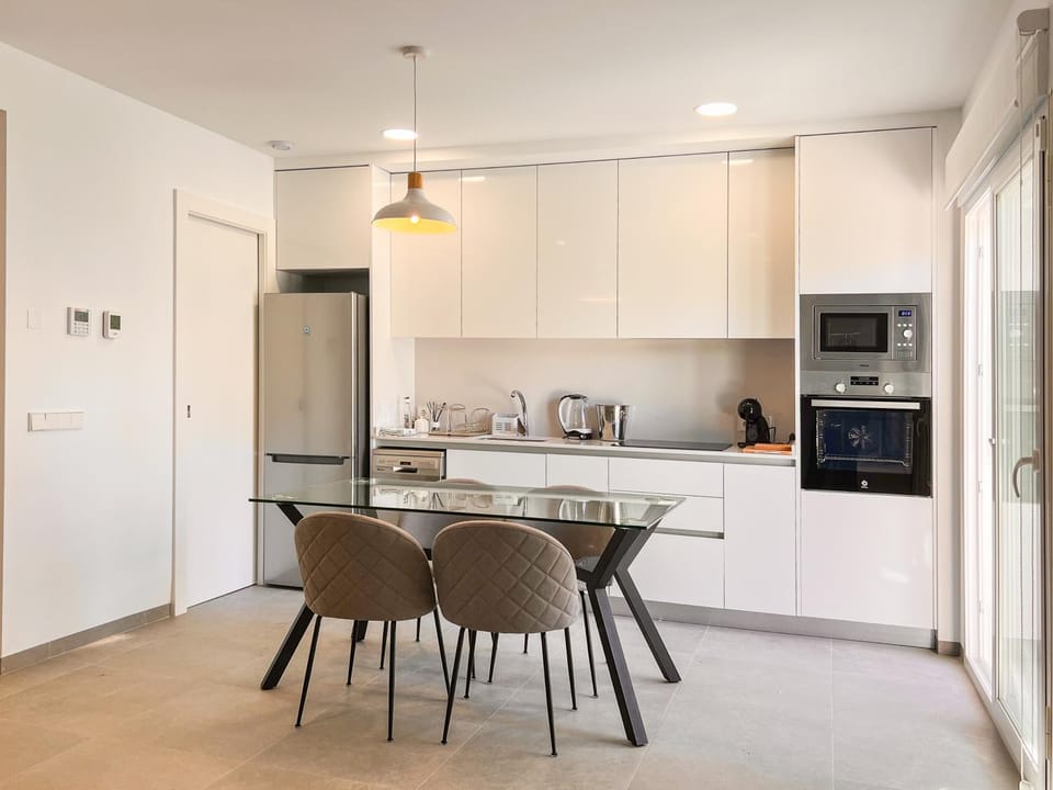 Coffee/tea facilities, Kitchen or kitchenette, Dining area, dishwasher, oven, stove