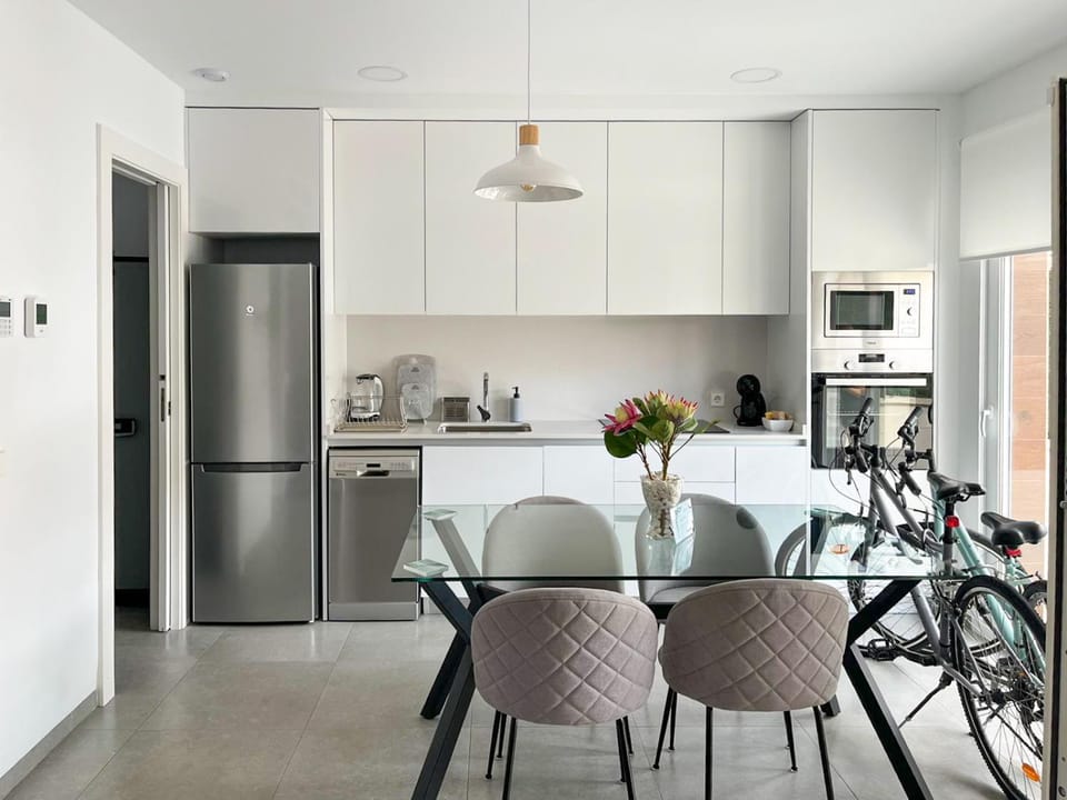 Coffee/tea facilities, Kitchen or kitchenette, Dining area, Cycling, oven, stove